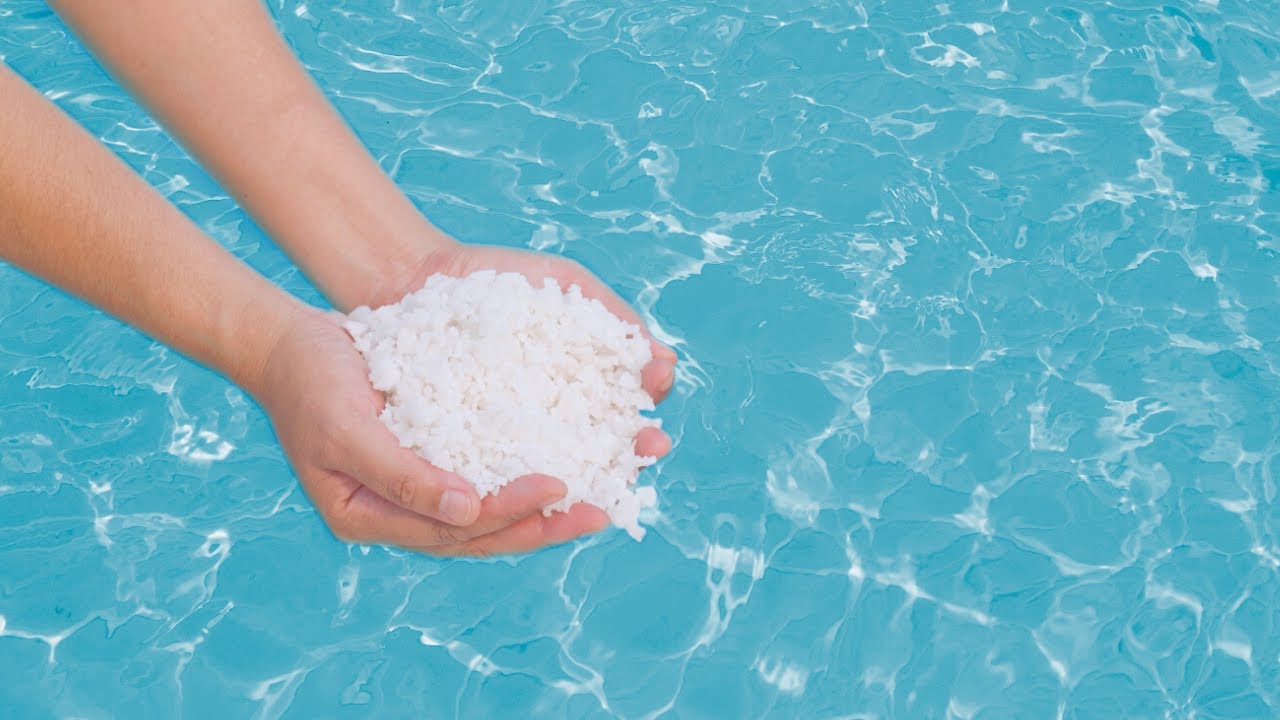 nivel de sal de la piscina en verano